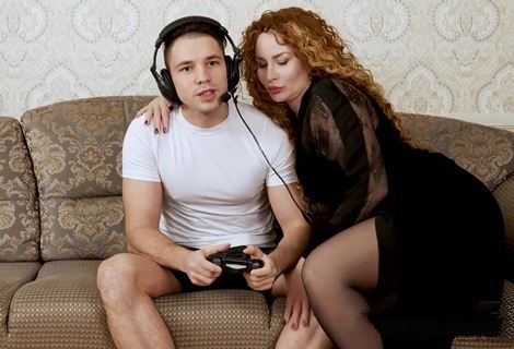 Развел зрелую милфу соседку на отсос и еблю, хотя, скорее всего, дама изначально планировала потрахаться с соседским парнем