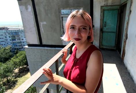 Убедил знакомую соснуть ему с видом на микрорайон в прекрасную погоду и для воспоминаний