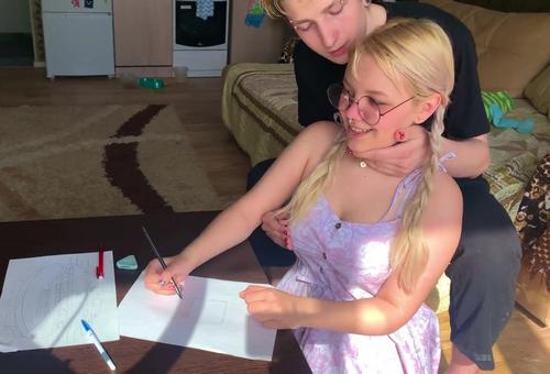 Молодую, наивную одногруппницу легко развести на секс, когда она у тебя дома