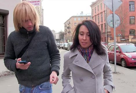 Замужняя русская красотка помогла незнакомому мужчине на улице, и уже через полчаса громко стонала в гостях у нового знакомого во время жаркой ебли