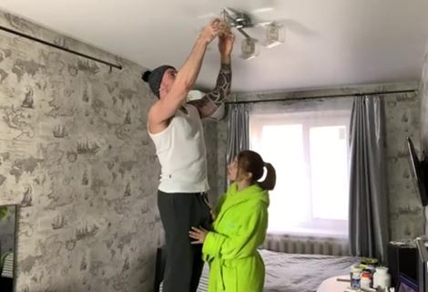 Соседка отблагодарила симпатичного соседа за замену лампочки в комнате сочным минетом с проглотом спермы