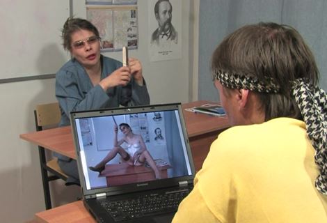 Студент раздобыл горячие эро фотки зрелой училки по истории, и стал шантажировать бабу, чтобы получить хорошую оценку и секс