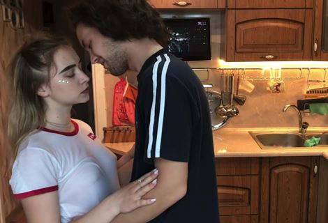 Симпотный парень возбудил сводную сеструху нежными прикосновениями, после которых российская красотка согласилась трахнуться с чуваком